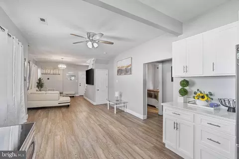 Entry Way - 8489 Arbutus Rd, Pasadena, MD 21122 photo 4 of 13