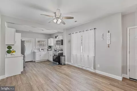 Entry Way - 8489 Arbutus Rd, Pasadena, MD 21122 photo 6 of 13
