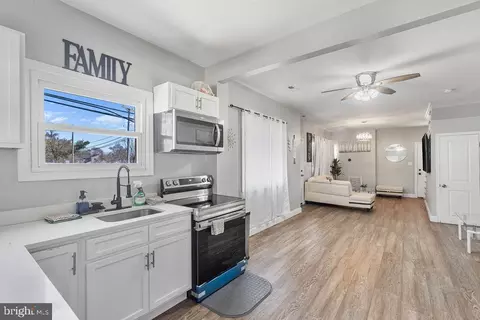 Entry Way - 8489 Arbutus Rd, Pasadena, MD 21122 photo 7 of 13