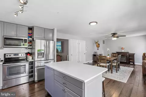 Kitchen - 668 219th St, Pasadena, MD 21122 photo 4 of 4