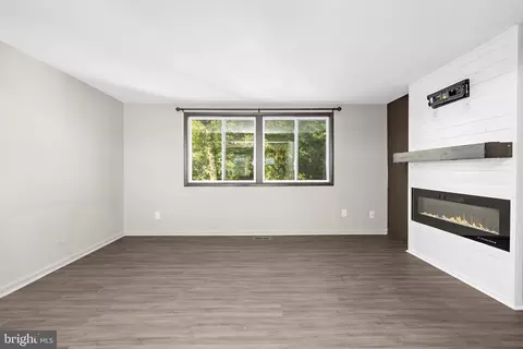 Living - 7930 Sutherland Ct, Pasadena, MD 21122 photo 2 of 3