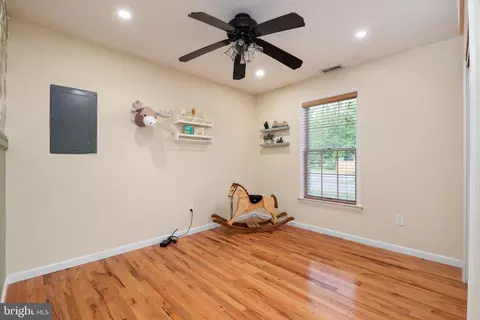 Entry Way - 4733 Washington Ave, Shady Side, MD 20764 photo 3 of 5