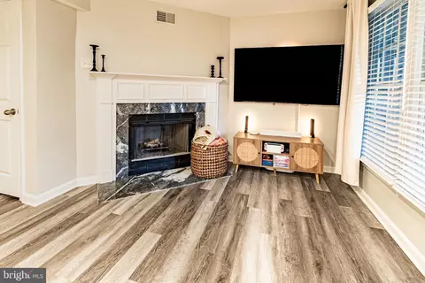 Living - 2109 Commodore Ct, Odenton, MD 21113 photo 2 of 4