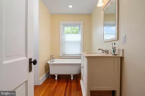 Bath - 412 Third St, Annapolis, MD 21403 photo 2 of 3