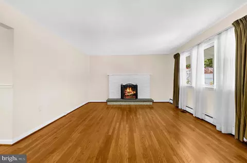 Living - 577 Brock Bridge Rd, Laurel, MD 20724 photo 2 of 4