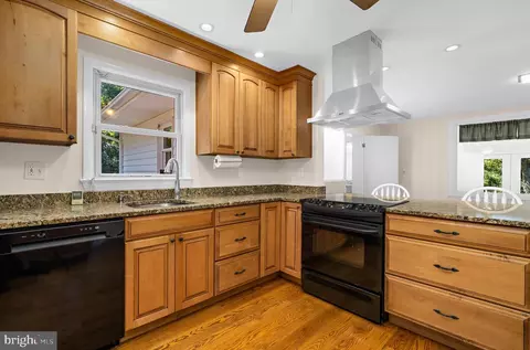 Kitchen - 577 Brock Bridge Rd, Laurel, MD 20724 photo 4 of 4