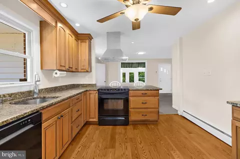 Kitchen - 577 Brock Bridge Rd, Laurel, MD 20724 photo 2 of 4