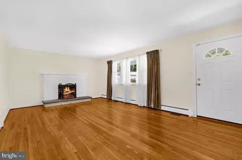 Living - 577 Brock Bridge Rd, Laurel, MD 20724 photo 4 of 4
