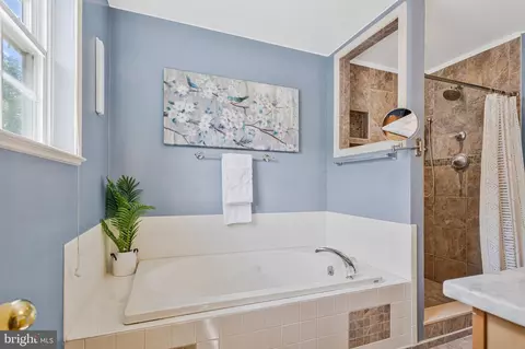 Bath - 3602 2nd Ave, Edgewater, MD 21037 photo 2 of 8