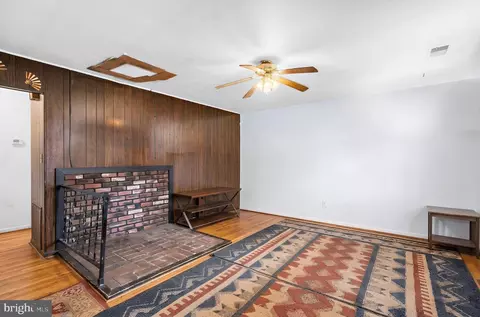Living - 1087 Fitz Ct, Pasadena, MD 21122 photo 2 of 4