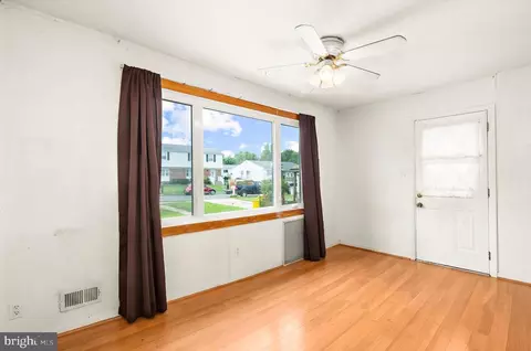 Living - 1087 Fitz Ct, Pasadena, MD 21122 photo 3 of 4