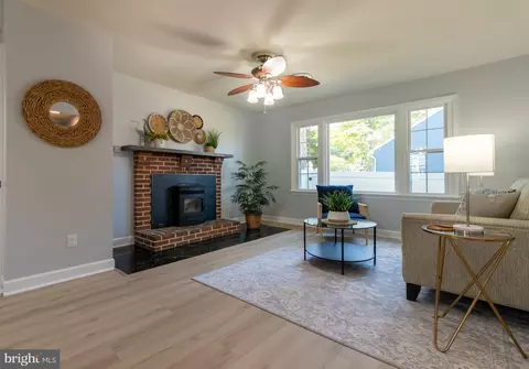 Living - 2109 Shore Dr, Edgewater, MD 21037 photo 2 of 3
