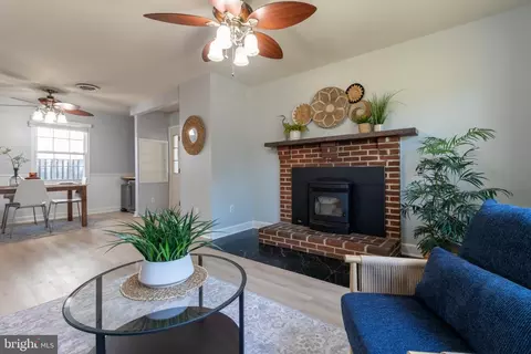 Living - 2109 Shore Dr, Edgewater, MD 21037 photo 1 of 3