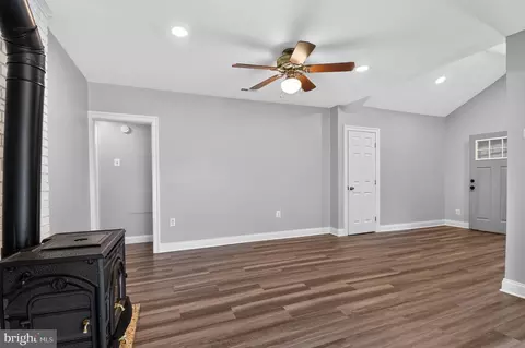 Entry Way - 1727 Forestville Rd, Edgewater, MD 21037 photo 4 of 8