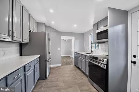 Entry Way - 1727 Forestville Rd, Edgewater, MD 21037 photo 6 of 8
