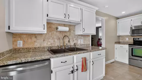 Entry Way - 7741 Outing Ave, Pasadena, MD 21122 photo 4 of 8