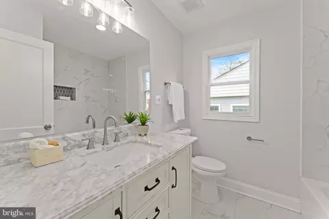 Bath - 1452 Grandview Rd, Arnold, MD 21012 photo 2 of 9