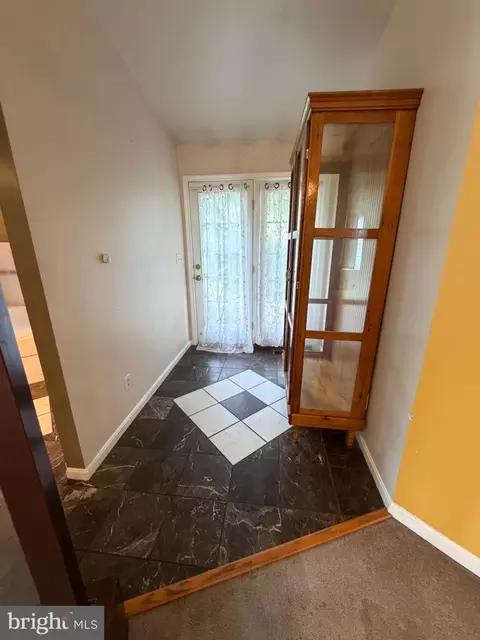 Entry Way - 8390 Oak Dr, Pasadena, MD 21122 photo 2 of 3