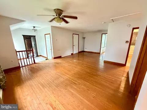 Living - 8390 Oak Dr, Pasadena, MD 21122 photo 2 of 5