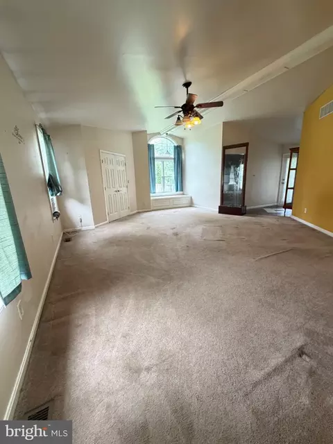 Living - 8390 Oak Dr, Pasadena, MD 21122 photo 4 of 5