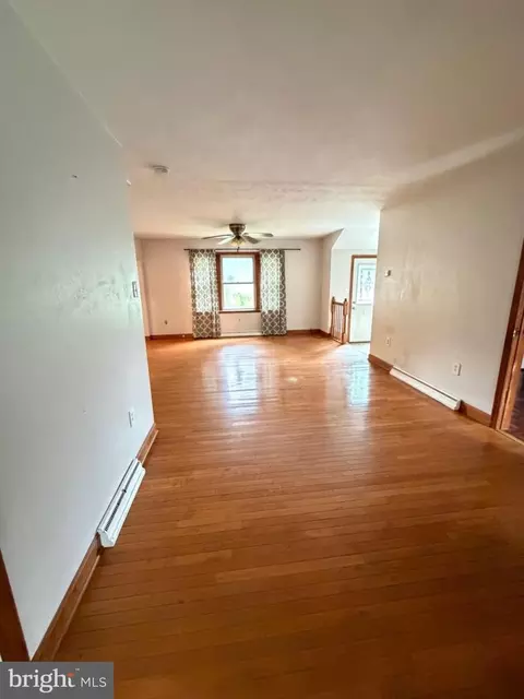 Living - 8390 Oak Dr, Pasadena, MD 21122 photo 3 of 5