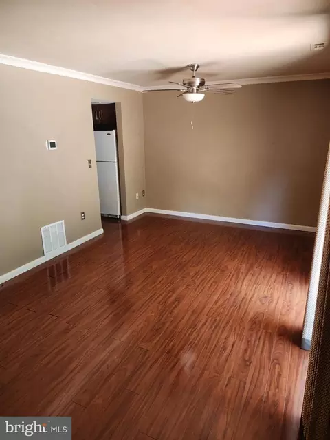 Living - 1519 Winterberry Dr, Arnold, MD 21012 photo 2 of 3