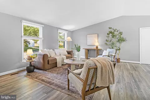 Living - 2935 Beaver Brook Ct, Pasadena, MD 21122 photo 2 of 3