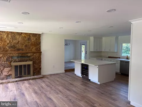 Living - 700 Miller Rd, Annapolis, MD 21401 photo 1 of 3