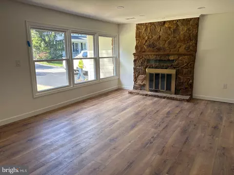 Living - 700 Miller Rd, Annapolis, MD 21401 photo 2 of 3