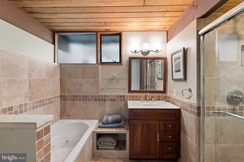 Bath - 1707 Trinity Pl, Annapolis, MD 21401 photo 2 of 3