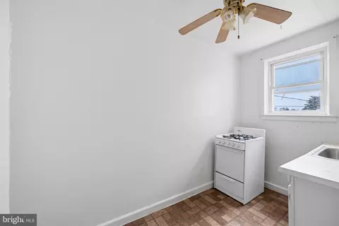 Entry Way - 923 1st St, Brooklyn, MD 21225 photo 3 of 13