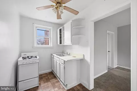 Entry Way - 923 1st St, Brooklyn, MD 21225 photo 4 of 13