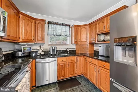 Kitchen - 179 9th St, Pasadena, MD 21122 photo 5 of 8
