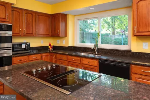 Kitchen - 2113 Crossgate Dr, Crofton, MD 21114 photo 2 of 2