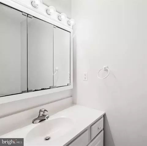 Bath - 1623 Chesapeake Ln, Edgewater, MD 21037 photo 1 of 3