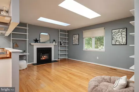 Living - 906 Jackson St, Annapolis, MD 21403 photo 1 of 5