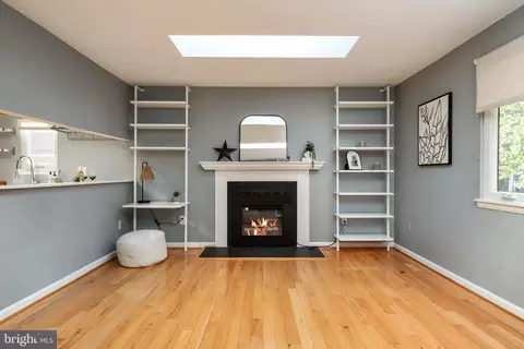 Living - 906 Jackson St, Annapolis, MD 21403 photo 2 of 5