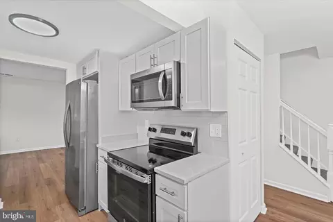 Entry Way - 2 Breakwater Ct, Pasadena, MD 21122 photo 3 of 7