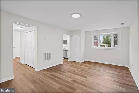 Living - 2 Breakwater Ct, Pasadena, MD 21122 photo 2 of 7