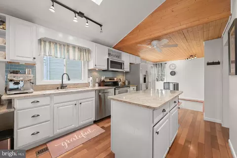 Kitchen - 8138 Forest Glen Dr, Pasadena, MD 21122 photo 2 of 3