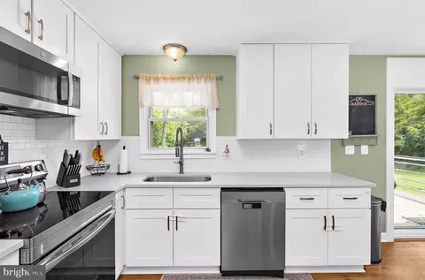 Kitchen - 8201 Bodkin Ave, Pasadena, MD 21122 photo 3 of 4