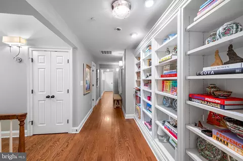 Entry Way - 4 Ridge Rd, Annapolis, MD 21401 photo 4 of 7