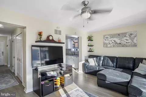 Entry Way - 1638 Midland Rd, Edgewater, MD 21037 photo 2 of 4