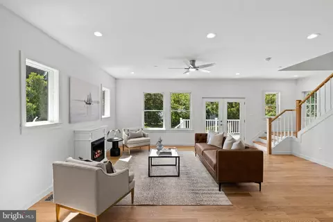 Living - 400 Jefferson St, Annapolis, MD 21403 photo 2 of 4
