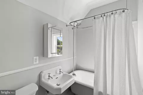 Bath - 400 Jefferson St, Annapolis, MD 21403 photo 3 of 4