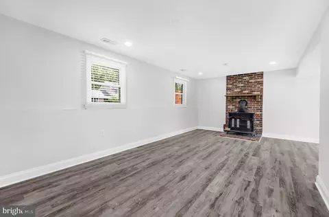Living - 214 Beach Rd, Pasadena, MD 21122 photo 2 of 5