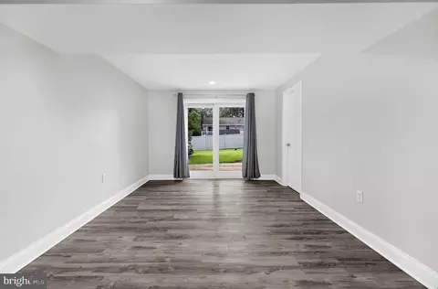 Living - 214 Beach Rd, Pasadena, MD 21122 photo 4 of 5