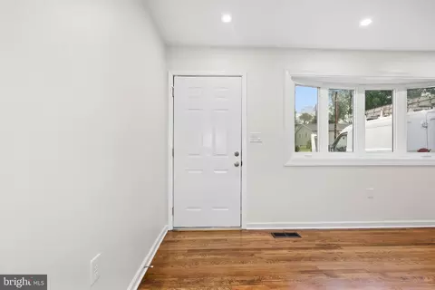 Entry Way - 328 Vale Smt S, Laurel, MD 20724 photo 3 of 12