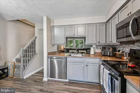 Kitchen - 7920 Sutherland Ct, Pasadena, MD 21122 photo 2 of 4