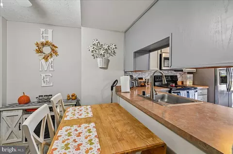 Kitchen - 7920 Sutherland Ct, Pasadena, MD 21122 photo 4 of 4